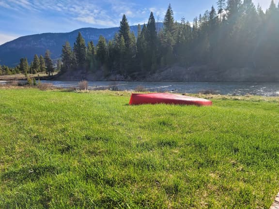 Stunning Riverfront Escape - Image 1